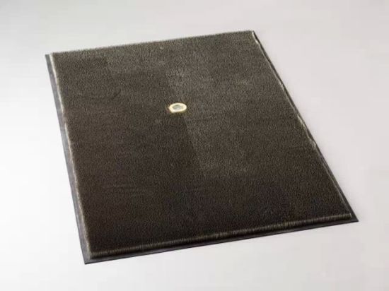 ▲ 展出作品,雕塑装置 《Prayer Mat》(祷告毯),1995,祷告毯的中央嵌入了一个指南针,四周是密密麻麻的钉子 ▲ 展出作品,雕塑装置 《Prayer Mat》(祷告毯),1995,祷告毯的中央嵌入了一个指南针,四周是密密麻麻的钉子