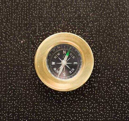 ▲ 展出作品,雕塑装置 《Prayer Mat》(祷告毯),1995,祷告毯的中央嵌入了一个指南针,四周是密密麻麻的钉子 ▲ 展出作品,雕塑装置 《Prayer Mat》(祷告毯),1995,祷告毯的中央嵌入了一个指南针,四周是密密麻麻的钉子