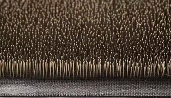 ▲ 展出作品,雕塑装置 《Prayer Mat》(祷告毯),1995,祷告毯的中央嵌入了一个指南针,四周是密密麻麻的钉子 ▲ 展出作品,雕塑装置 《Prayer Mat》(祷告毯),1995,祷告毯的中央嵌入了一个指南针,四周是密密麻麻的钉子