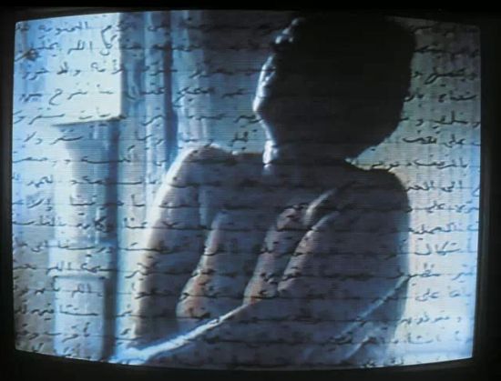▲ 展出作品,录像《Measures of Distance》(距离有多远),1988,这件作品真实地再现了艺术家本人与母亲在1975年贝鲁特内战爆发之后的分离和漂泊 ▲ 展出作品,录像《Measures of Distance》(距离有多远),1988,这件作品真实地再现了艺术家本人与母亲在1975年贝鲁特内战爆发之后的分离和漂泊