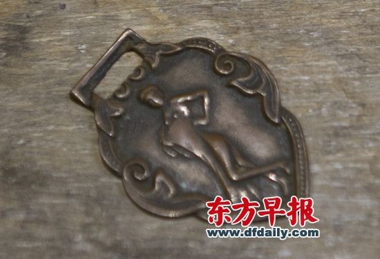 ③ 风月场所女子腰上佩戴的铜质身份牌 ③ 风月场所女子腰上佩戴的铜质身份牌