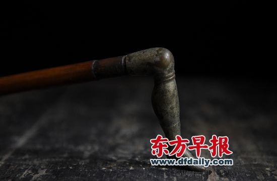 ⑥ 用来“摆花斑”的绅士杖,杖柄呈现的是铜质的女子小腿曲线 ⑥ 用来“摆花斑”的绅士杖,杖柄呈现的是铜质的女子小腿曲线
