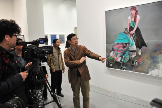 中央美术学院博士生导师殷双喜接受采访时点评画作 中央美术学院博士生导师殷双喜接受采访时点评画作