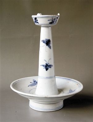 明成化青花蝴蝶纹油灯。 (图片均由受访者提供) 明成化青花蝴蝶纹油灯。 (图片均由受访者提供)