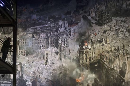 德国艺术家作全景画卷重现二战德累斯顿遭轰炸历史 德国艺术家作全景画卷重现二战德累斯顿遭轰炸历史