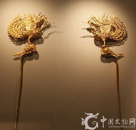 金凤簪,明代文物, 1972年南城县洪湖公社益端王夫妇合葬墓出土,现藏江西省文物考古研究所。 金凤簪