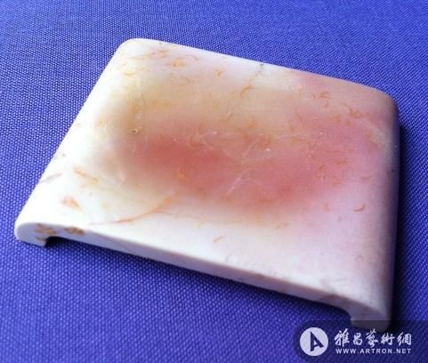 宋寿衣沁白玉墨床 紫红的沁色呈发散的圆形 宋寿衣沁白玉墨床 紫红的沁色呈发散的圆形
