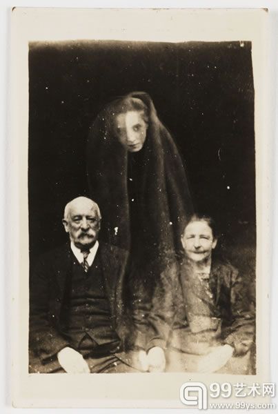 老夫妇和一个年轻女鬼,c.1920(威廉·霍普/国家媒体博物馆收藏) 老夫妇和一个年轻女鬼,c.1920(威廉·霍普/国家媒体博物馆收藏)