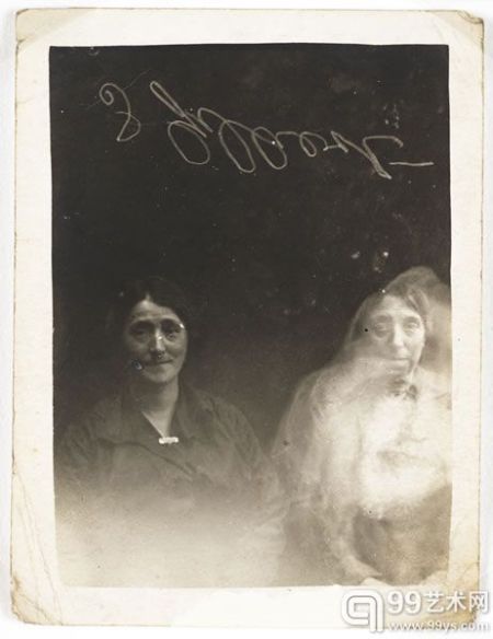 照片右边女人身上出现了一张年轻女子的脸,c.1920.照片背面写着:“为什么这个孩子总是要挤到前面?”和“我们能从神灵那里得到信息么?”(威廉·霍普,国家媒体博物馆收藏) 照片右边女人身上出现了一张年轻女子的脸,c.1920.照片背面写着:“为什么这个孩子总是要挤到前面?”和“我们能从神灵那里得到信息么?”(威廉·霍普,国家媒体博物馆收藏)