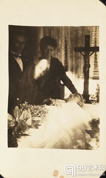 殡仪馆内,一个站在丈夫尸体旁,为他哀悼的女人,c.1920.(威廉·霍普,国家媒体博物馆收藏) 殡仪馆内,一个站在丈夫尸体旁,为他哀悼的女人,c.1920.(威廉·霍普,国家媒体博物馆收藏)