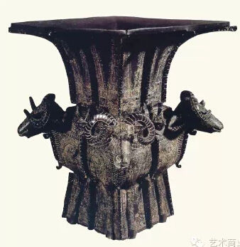 四羊方尊,商朝晚期青铜礼器,祭祀用品。其每边边长为52.4厘米,高58.3厘米,重量34.5千克 四羊方尊,商朝晚期青铜礼器,祭祀用品。其每边边长为52.4厘米,高58.3厘米,重量34.5千克