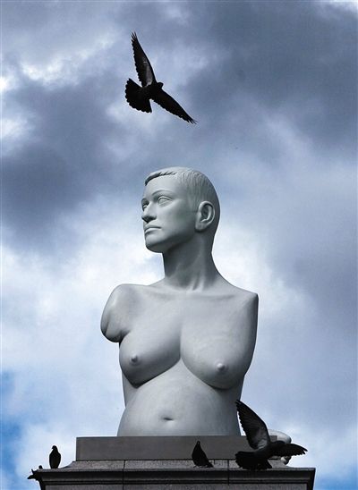 《怀孕的爱丽森·拉珀》 艺术家:马克·奎恩 时间:2005年9月至2007年11月 这件作品是奎恩为一位怀孕的残疾艺术家朋友创作的。由于该作品歌颂了女性的伟大与身体的残疾,有别于那些纪念男性英雄和帝国胜利的题材,由此引发了讨论。 《怀孕的爱丽森·拉珀》 艺术家:马克·奎恩 时间:2005年9月至2007年11月 这件作品是奎恩为一位怀孕的残疾艺术家朋友创作的。由于该作品歌颂了女性的伟大与身体的残疾,有别于那些纪念男性英雄和帝国胜利的题材,由此引发了讨论。