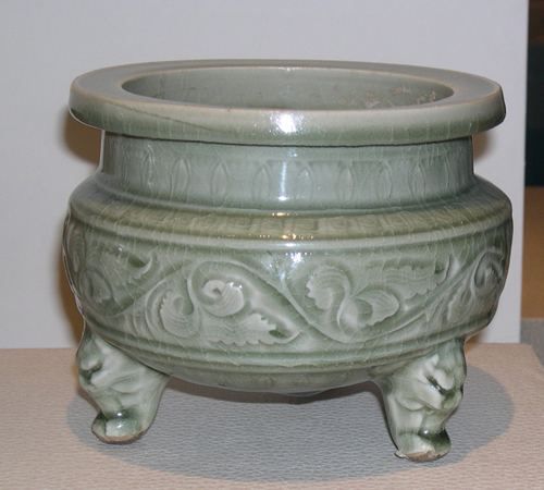 金代青釉刻花三足炉 金代青釉刻花三足炉