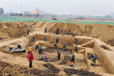 2014年10月,北京市文物研究所考古人员在大兴城区发现的古墓群发掘清理墓葬。本版供图/北京市文物局 2014年10月,北京市文物研究所考古人员在大兴城区发现的古墓群发掘清理墓葬。本版供图/北京市文物局