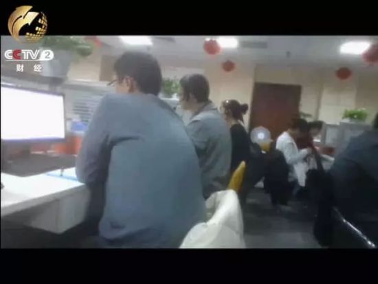 在上海银获财富呼叫中心 几十名话务员正在忙碌地拨打着电话
