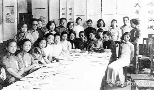 1934年中国女子画会第一届展览同人合影 (左起坐者第七人为冯文凤先生,第四人为顾飞先生) 1934年中国女子画会第一届展览同人合影 (左起坐者第七人为冯文凤先生,第四人为顾飞先生)