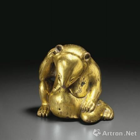 第一件拍品“西汉鎏金铜熊形摆件”285.3万美元被埃斯科拉尼竞得 第一件拍品“西汉鎏金铜熊形摆件”285.3万美元被埃斯科拉尼竞得