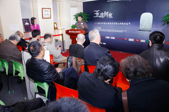图五 著名书法家黄君先生为展览致辞并介绍参展咏玉书法作品 图五 著名书法家黄君先生为展览致辞并介绍参展咏玉书法作品