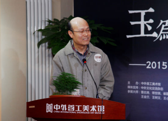 图六 北京工艺美术行业协会常务副会长、工美集团总设计师郭鸣为展览致辞 图六 北京工艺美术行业协会常务副会长、工美集团总设计师郭鸣为展览致辞