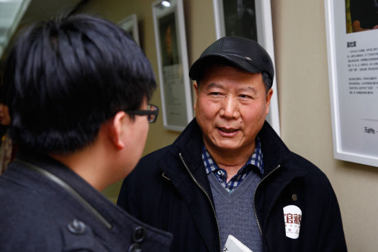 图十 亚太手工艺大师、中国工艺美术大师常世琪与现场观众交流玉雕艺术 图十 亚太手工艺大师、中国工艺美术大师常世琪与现场观众交流玉雕艺术