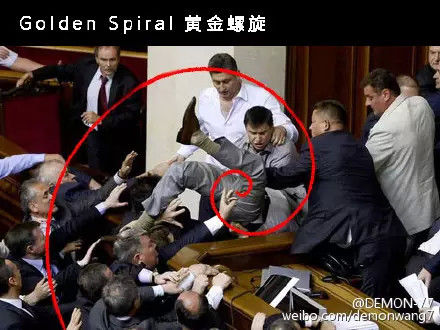 和谐三角,三角形一直是西方绘画的重要结构之一 黄金螺旋构图:冲突的核心位于画面中心,其他因素向中心聚合,使画面主题突出