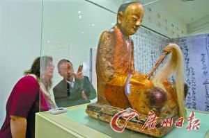 ① 从之前博物馆拍摄的“章公祖师像”照片,与媒体公布的匈牙利博物馆展出的“肉身坐佛”相比较,与照片内的佛像的神态都非常相似。 ① 从之前博物馆拍摄的“章公祖师像”照片,与媒体公布的匈牙利博物馆展出的“肉身坐佛”相比较,与照片内的佛像的神态都非常相似。