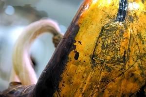 ② 在被盗的“章公祖师像”身上,有着几处非常明显的“伤痕”,即在佛像的肚子、手上都有着“伤痕”,这点在展出的“肉身坐佛”身上也得到了体现。 ③ 坐佛上刻有一个“佛”字。仅仅是从两张照片的对比,就得出两者应为一物是非常牵强的,所以,博物馆专门委托驻匈牙利的华人商会进行帮助,再次对佛像的尺寸、高度、重量等进行了对比,而得出了“肉身坐佛”疑似被盗文物的结论。