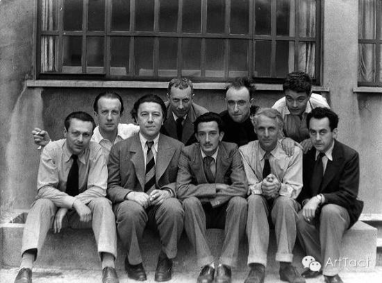 后排从左数,第1个艾吕雅,前排中间达利 | 1933 后排从左数,第1个艾吕雅,前排中间达利 | 1933
