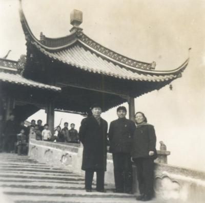 59年前梅兰芳受政府之邀赴扬州演出 珍贵照片曝光 蒋柯(右一)陪同梅兰芳(左一)游览五亭桥