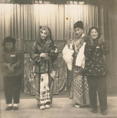 59年前梅兰芳受政府之邀赴扬州演出 珍贵照片曝光 梅兰芳儿子梅葆玖(左一)带妆照