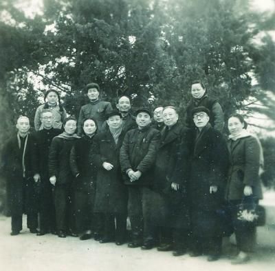 59年前梅兰芳受政府之邀赴扬州演出 珍贵照片曝光 梅兰芳与大家合影留念