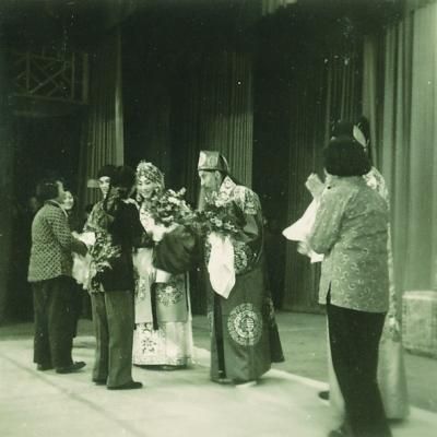 59年前梅兰芳受政府之邀赴扬州演出 珍贵照片曝光 观众为梅葆玖献花