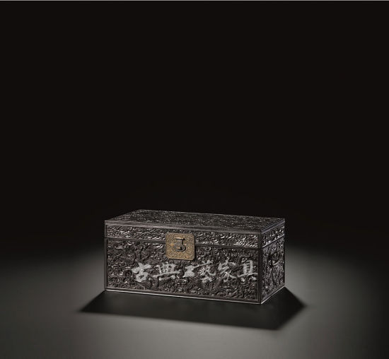 十七世纪 黄花梨提箱 规格:长70cm;宽33cm;高73cm 成交价:HKD268万元 十七世纪 黄花梨提箱 规格:长70cm;宽33cm;高73cm 成交价:HKD268万元