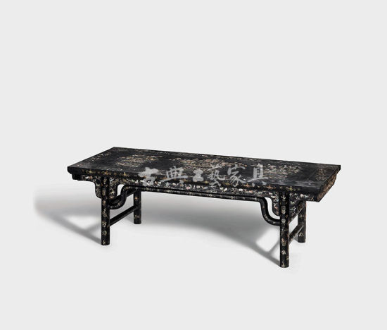 明嘉靖/万历 黑漆嵌螺钿“盆花图”条案 规格:长158.8cm;宽51cm;高64.8cm 估价:HKD196万元 明嘉靖/万历 黑漆嵌螺钿“盆花图”条案 规格:长158.8cm;宽51cm;高64.8cm 估价:HKD196万元
