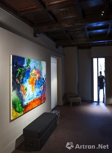Osteria Francescana的入口处挂有一张已故意大利艺术家马里奥·斯基法诺(Mario Schifano)的作品。 Osteria Francescana的入口处挂有一张已故意大利艺术家马里奥·斯基法诺(Mario Schifano)的作品。