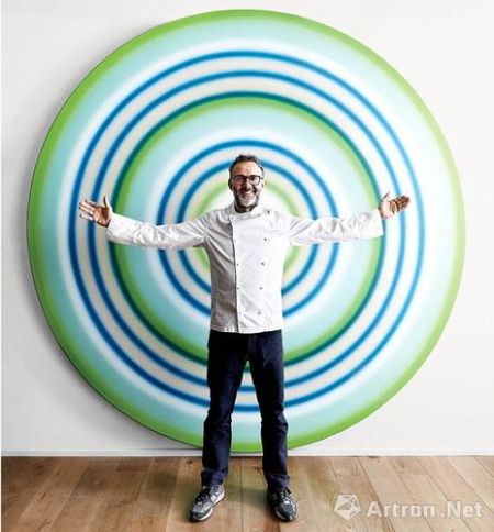 主厨马西莫·博图拉(Massimo Bottura)在乌戈·罗迪纳(Ugo Rondinone)的作品前。 主厨马西莫·博图拉(Massimo Bottura)在乌戈·罗迪纳(Ugo Rondinone)的作品前。