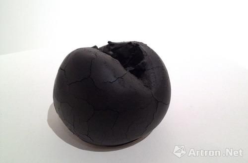马西莫·博图拉向丰塔纳(Fontana)致敬的作品“陨石”,展示于巴黎美术宫的“食谱”展览。 马西莫·博图拉向丰塔纳(Fontana)致敬的作品“陨石”,展示于巴黎美术宫的“食谱”展览。
