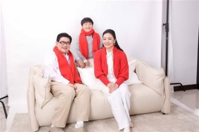 曹可凡和妻子、儿子的近照 曹可凡和妻子、儿子的近照