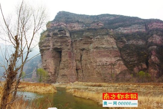 崖柏一般生长在数十米甚至数百米高的悬崖上。 崖柏一般生长在数十米甚至数百米高的悬崖上。