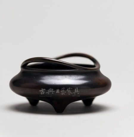 明末清初 “思山”款桥耳三足炉,王世襄旧藏(图片提供:中国嘉德) 明末清初 “思山”款桥耳三足炉,王世襄旧藏(图片提供:中国嘉德)