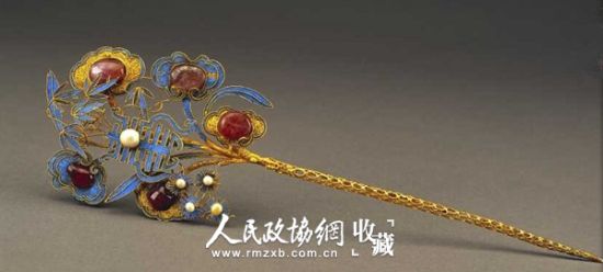 金镶珠石点翠簪,清,长24cm,最宽7.5cm。故宫博物院旧藏 金镶珠石点翠簪,清,长24cm,最宽7.5cm。故宫博物院旧藏