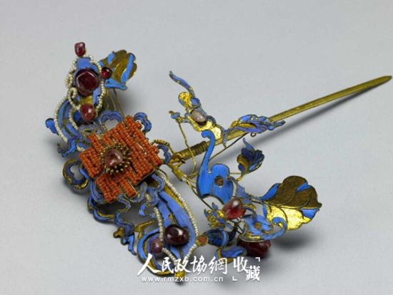 嵌宝石点翠花簪,清乾隆,长14.5cm,宽12cm 故宫博物院藏 嵌宝石点翠花簪,清乾隆,长14.5cm,宽12cm 故宫博物院藏