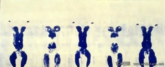 伊夫·克莱因《蓝色时代的人体测量》 伊夫·克莱因《蓝色时代的人体测量》