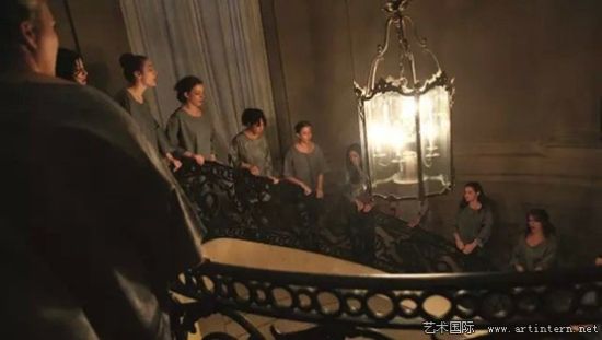2013年,凯利·斯普内(Cally Spooner)在Performa表演行为艺术《而且你曾经很精彩》 2013年,凯利·斯普内(Cally Spooner)在Performa表演行为艺术《而且你曾经很精彩》