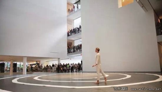 2014年8月17日,詹姆斯·李·拜阿斯(James Lee Byars)在纽约现代美术馆上演《一英里长卷纸的路》 2014年8月17日,詹姆斯·李·拜阿斯(James Lee Byars)在纽约现代美术馆上演《一英里长卷纸的路》
