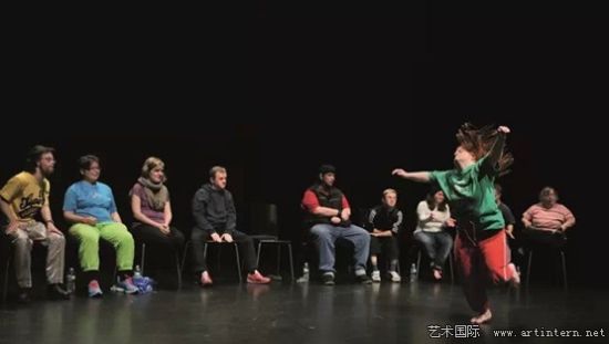 2013年,艺术家杰罗姆·贝尔(Jerome Bel)于纽约Hora剧院上演《残疾剧院》 2013年,艺术家杰罗姆·贝尔(Jerome Bel)于纽约Hora剧院上演《残疾剧院》