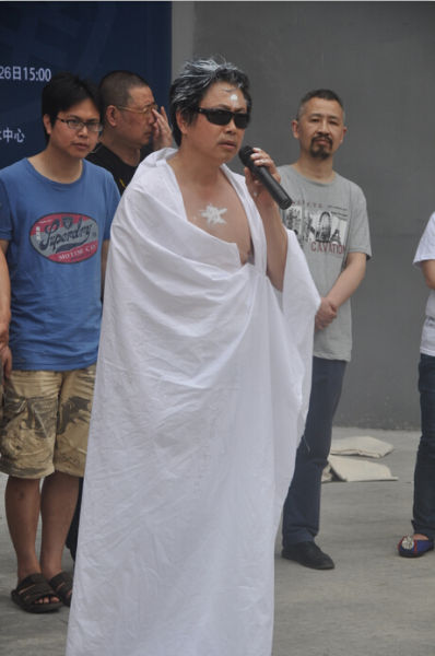 南京灵魂小组发起人、南京药艺术馆馆长黄药在现场讲话 南京灵魂小组发起人、南京药艺术馆馆长黄药在现场讲话