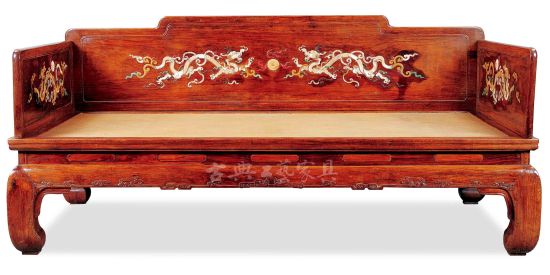 图2 1995年“清水山房”专场拍品“明 黄花梨木百宝嵌纹罗汉床”,现藏于观复博物馆。(图片提供:北京观复博物馆) 图2 1995年“清水山房”专场拍品“明 黄花梨木百宝嵌纹罗汉床”,现藏于观复博物馆。(图片提供:北京观复博物馆)