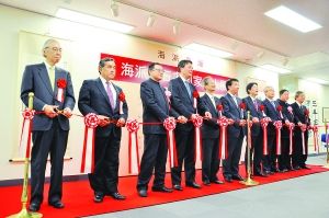 青山杉雨之子青山庆示、东京华侨总会会长廖雅彦、吴昌硕研究会法人代表吴超、原日本民主党总裁海江田万里、原日本参议院议长江田五月(左1-5)等在东京“海派东渐·金石书画十人展”开幕式 青山杉雨之子青山庆示、东京华侨总会会长廖雅彦、吴昌硕研究会法人代表吴超、原日本民主党总裁海江田万里、原日本参议院议长江田五月(左1-5)等在东京“海派东渐·金石书画十人展”开幕式