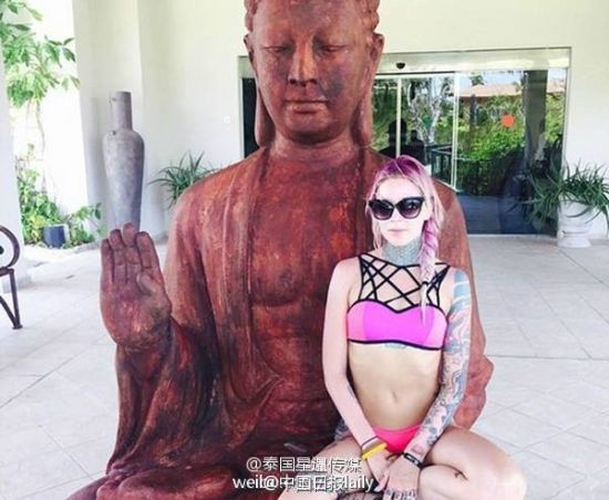 美国女模坐佛像大腿照相 美国女模坐佛像大腿照相